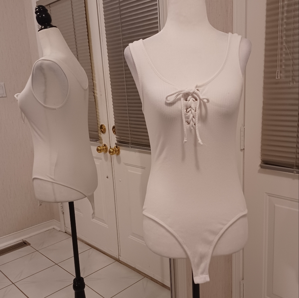 4/$60 White Bodysuit - Size Medium